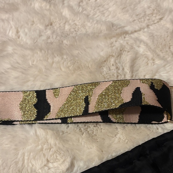 Elegant Black Shoulder Bag with Camouflage Strap - Picture 9 of 9